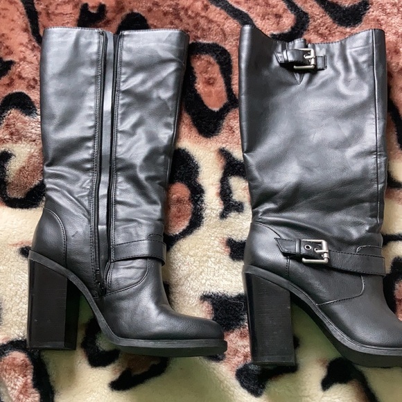 Black boots - Picture 2 of 4